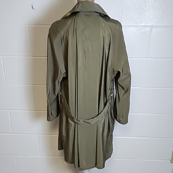 Reversible Green Trench Coat with Pockets Belt Accent can be Removed & Reversed - Picture 4 of 13
